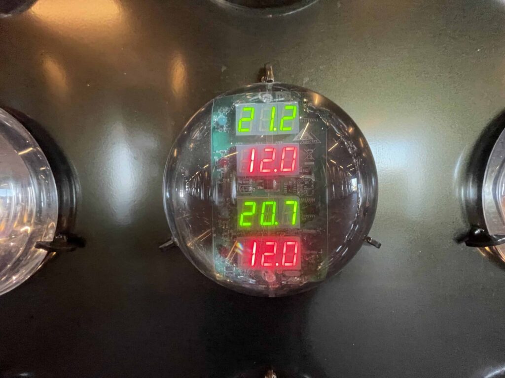 Digitales Temperatur- und Feuchtigkeitsmessgerät im Weinkeller von Château Pédesclaux, Pauillac, Bordeaux, zur Überwachung der Reifung von Grand Cru Classé-Weinen.
