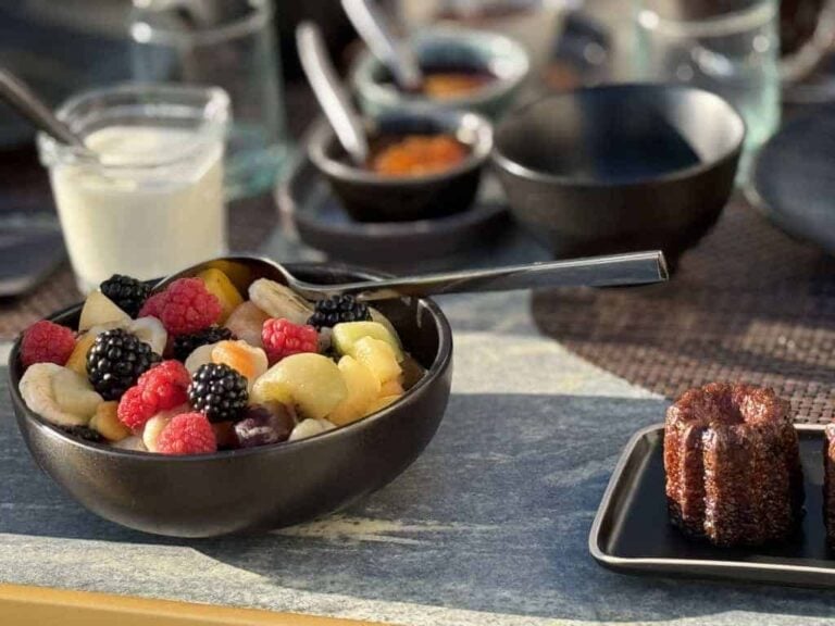 Séjour à Saint-Estèphe Médoc - Petit-déjeuner raffiné au Château Papounan : salade de fruits frais, canelé bordelais, yaourt et confitures maison, dans une chambre d’hôtes de charme au cœur du vignoble bordelais.