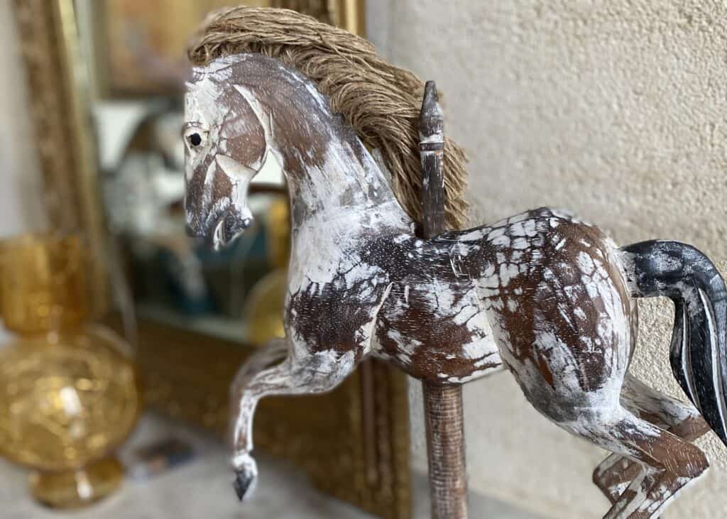 Cheval en bois patiné, élément décoratif rétro dans la Chambre Domeyne du Château Papounan, chambre d’hôtes de charme à Saint-Estèphe, Médoc.