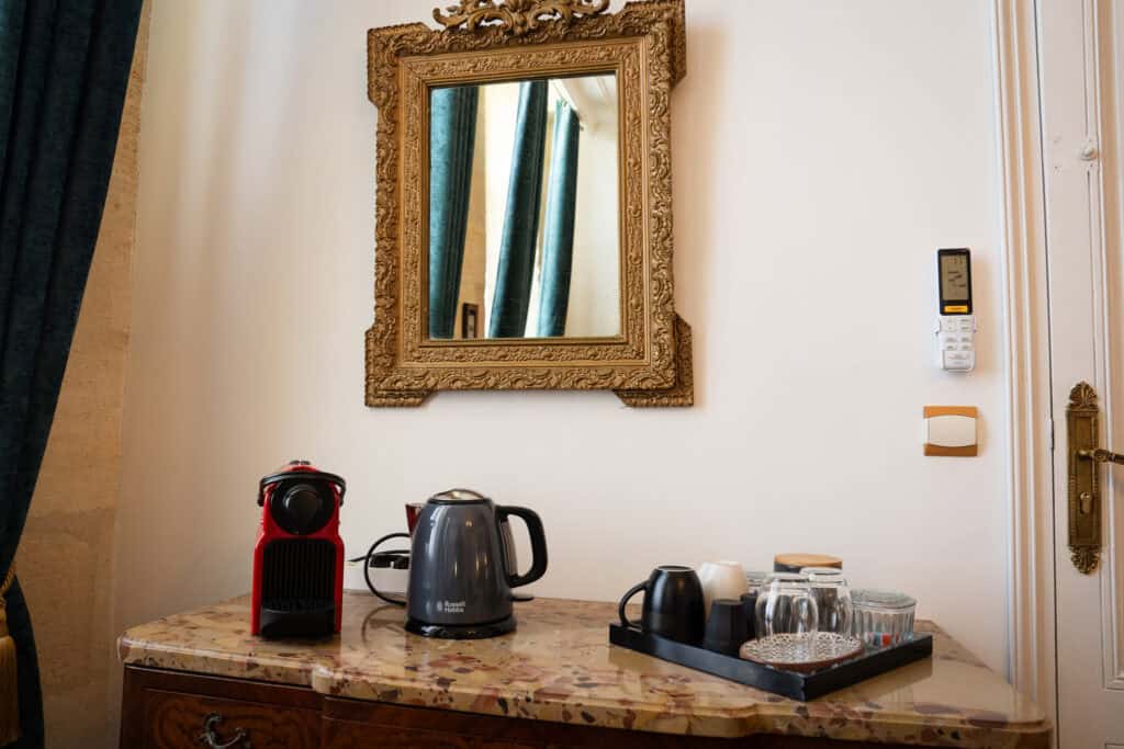 Machine à café, bouilloire et plateau de tasses dans la Chambre Domeyne du Château Papounan, chambre d’hôtes de charme à Saint-Estèphe, Médoc.