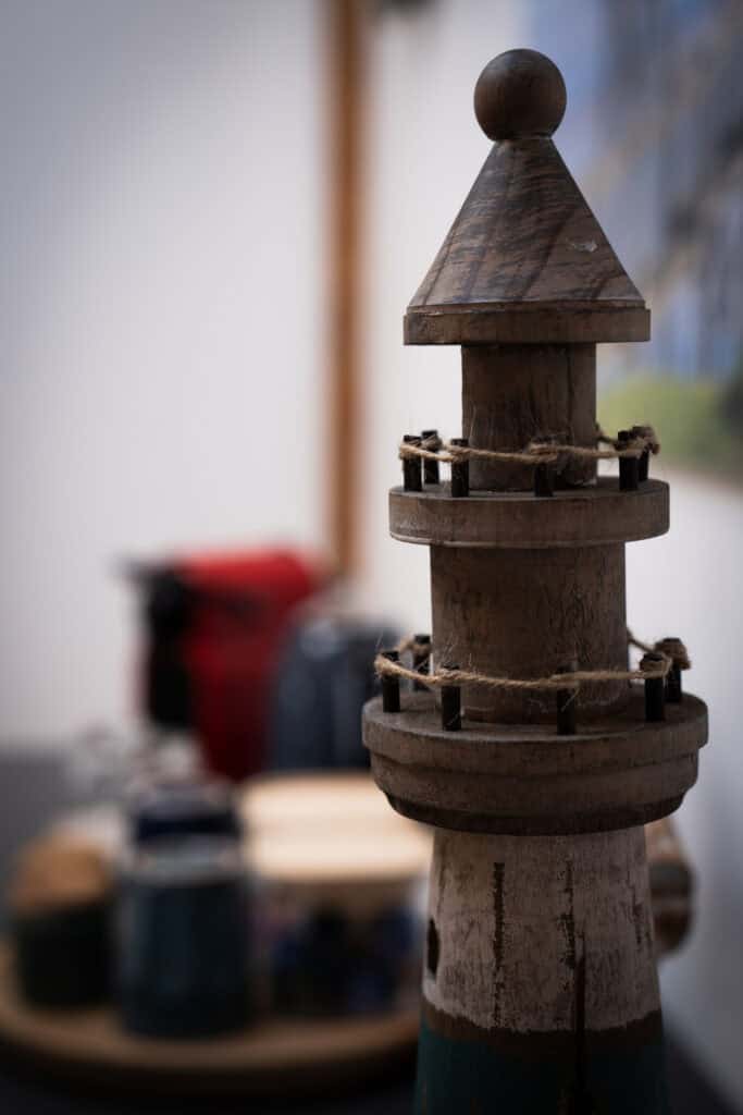 Phare en bois, élément décoratif dans la Suite l’Estuaire du Château Papounan, chambre d’hôtes de charme à Saint-Estèphe, Médoc.