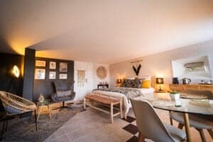 Studio Les Vignes de 32 m² avec lit 160x200 en linge de lin, coin repas et décoration bohème chic au Château Papounan, chambre d’hôtes de charme à Saint-Estèphe, Médoc.