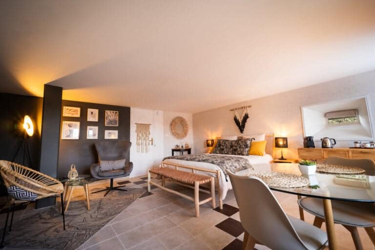 Estudio Les Vignes de 32 m² con cama de 160x200 con ropa de cama, zona de comedor y decoración bohemia chic en el Château Papounan, encantadora habitación de huéspedes en Saint-Estèphe, Médoc.