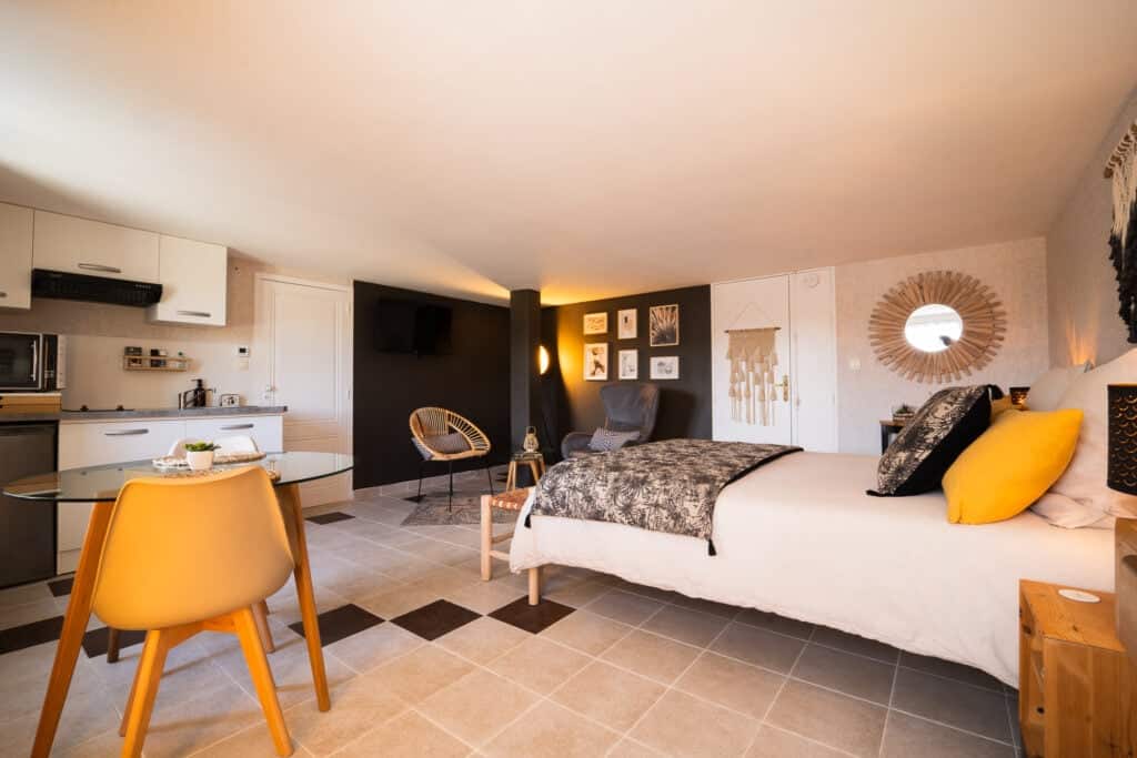 Studio Les Vignes avec kitchenette moderne, plaque de cuisson et four micro-ondes combiné au Château Papounan, chambre d’hôtes de charme à Saint-Estèphe, Médoc.