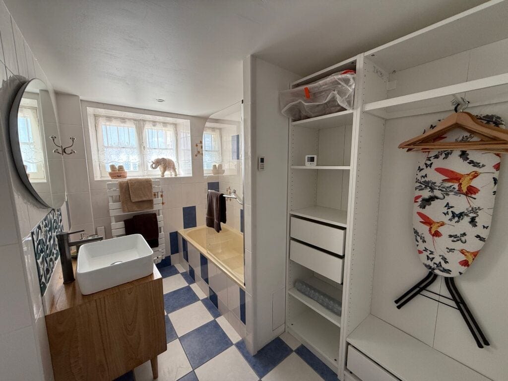 Salle de bain avec vasque moderne, baignoire, douche et rangements dans le Studio Les Vignes du Château Papounan, chambre d’hôtes de charme à Saint-Estèphe, Médoc.