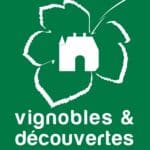 Logo vert « Vignobles & Découvertes » avec feuille de vigne et silhouette de château, certification œnotourisme pour le Château Papounan à Saint-Estèphe, Médoc.