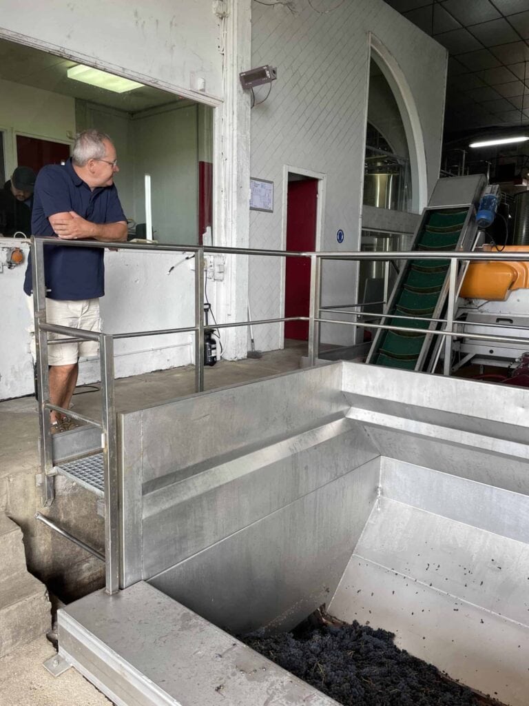 Marc surveillant le déchargement des raisins dans les cuves inox du Pressoir du Marquis de Saint-Estèphe