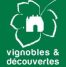 Logo vert « Vignobles & Découvertes » avec feuille de vigne et silhouette de château, certification œnotourisme pour le Château Papounan à Saint-Estèphe, Médoc.
