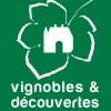 Logo vert « Vignobles & Découvertes » avec feuille de vigne et silhouette de château, certification œnotourisme pour le Château Papounan à Saint-Estèphe, Médoc.